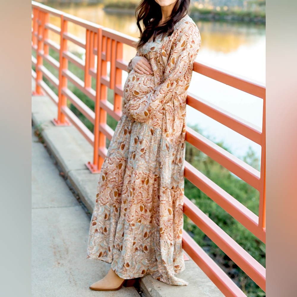 Beautiful maxi dress! So comfortable! Worn once.